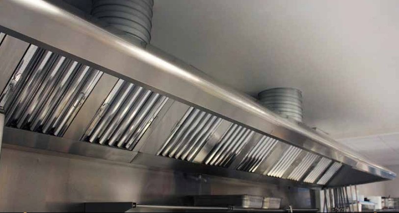 Campana extractora limpia y reluciente después del servicio de MAX SERVICES
